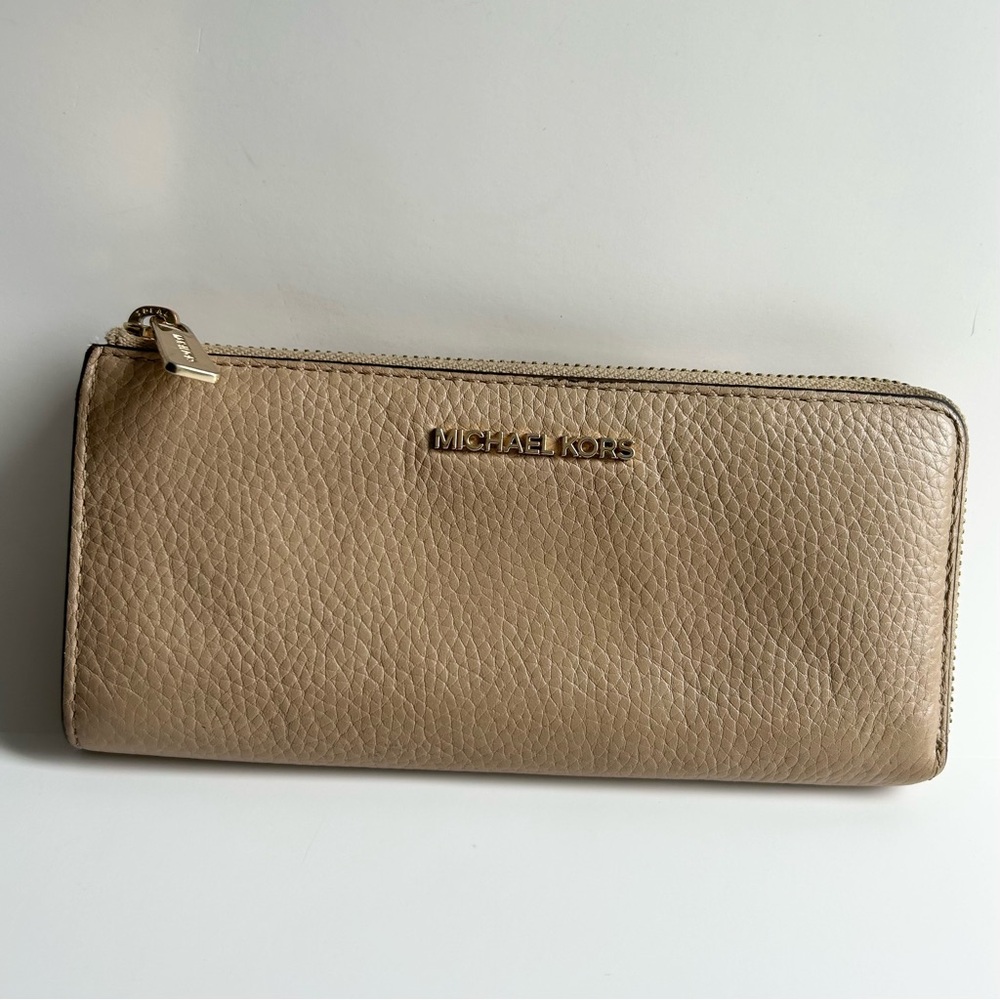 Michael Kors Jet Set Travel Large Leather Quarter-Zip Wallet in Beige/Tan
